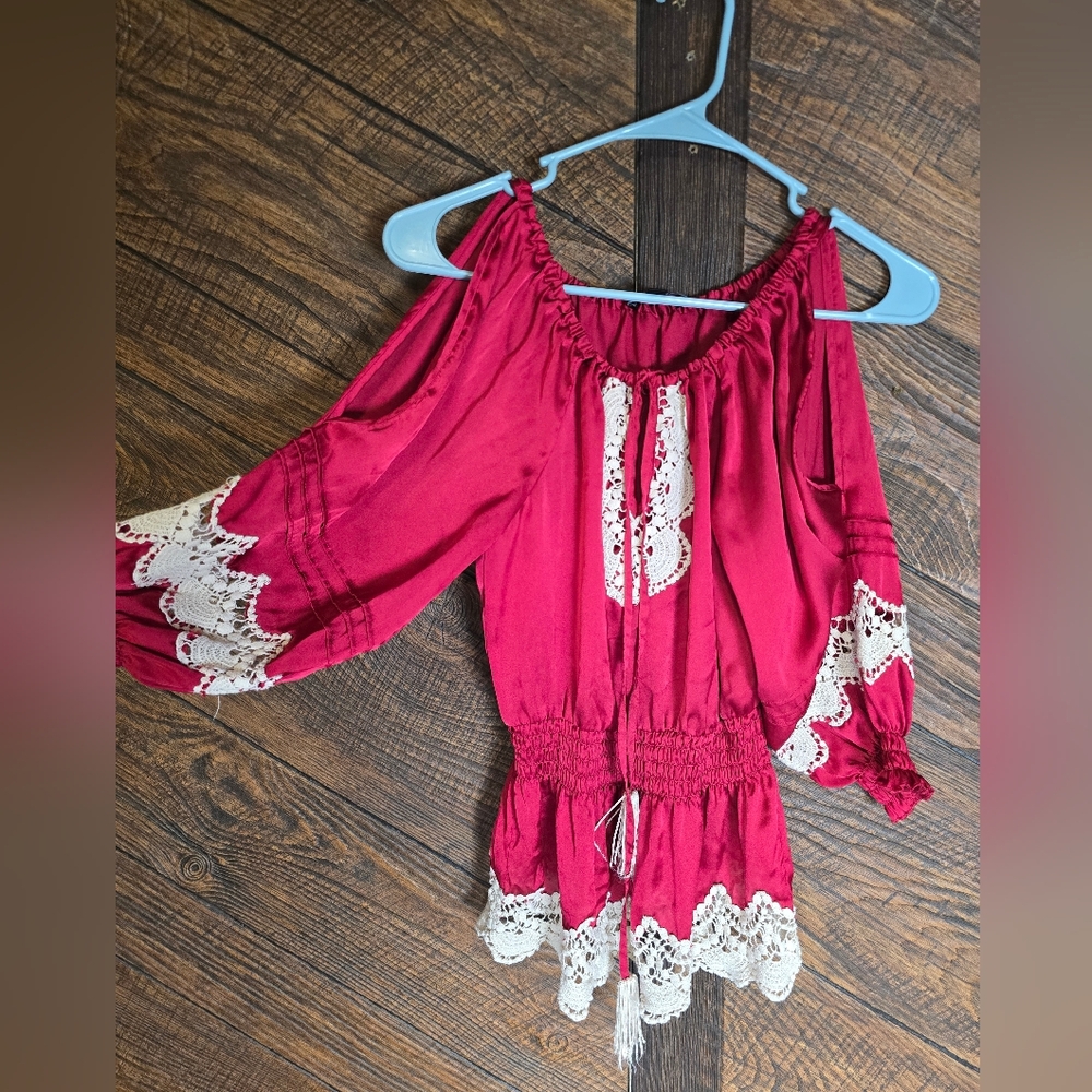 bebe Scarlet Cold Shoulder Top with Ivory Lace Details Size XS